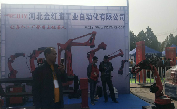 金紅鷹機器人引來客戶拍照與咨詢 金紅鷹機器人引來客戶拍照與咨詢